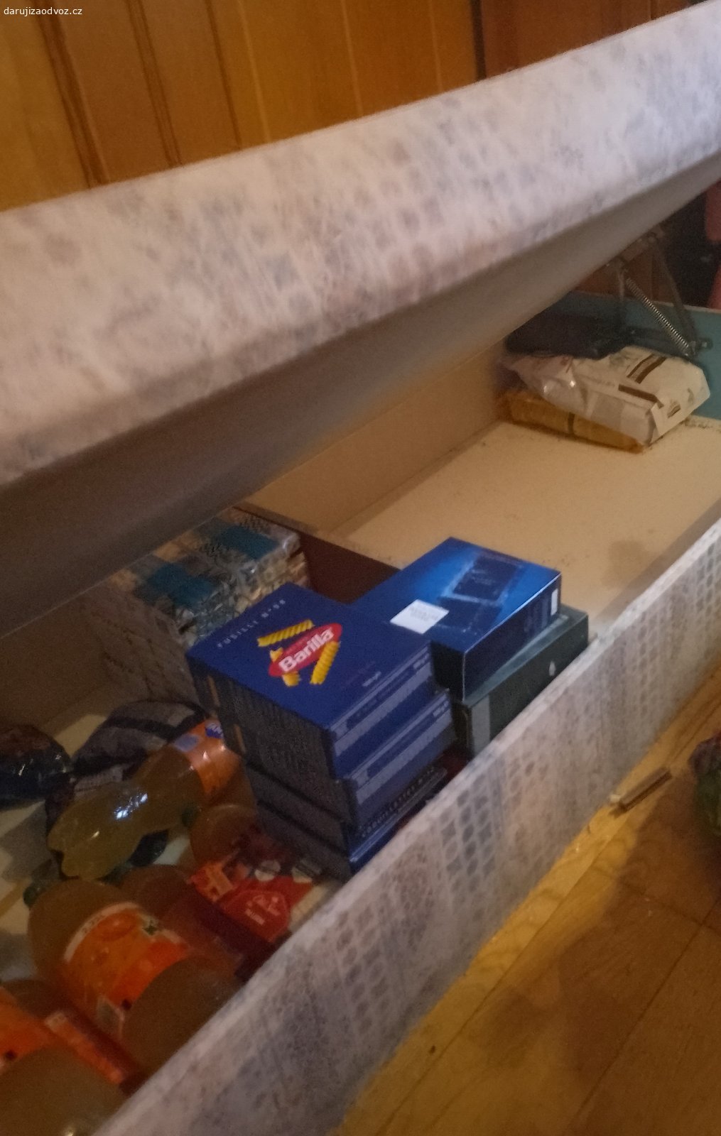 Daruji za odvoz válendu s úložným prostorem. Zánovní válenda s úložným prostorem