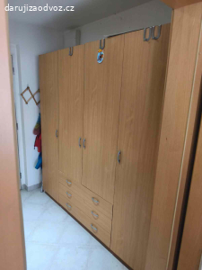 Daruji za odvoz šatní skříň