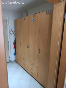 Daruji za odvoz šatní skříň