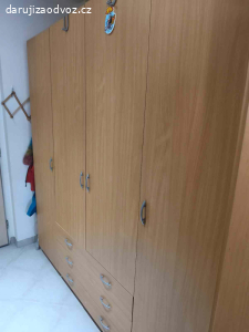 Daruji za odvoz šatní skříň