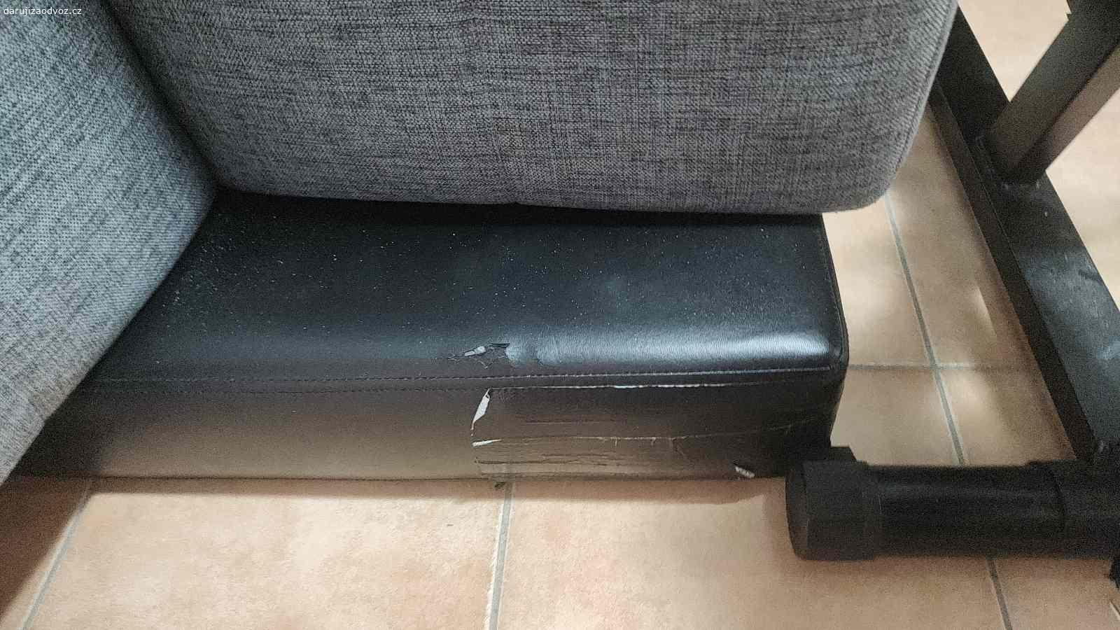 Daruji za odvoz sedačku. Daruji za odvoz 3 mistnou rozkládací sedačku
Funkční, ale područky jsou poškozeny
Kombinovaný materiál textil a koženka 
Rozměry cca: délka 200 cm, hloubka sedu 53 cm, výška sedu 43 cm