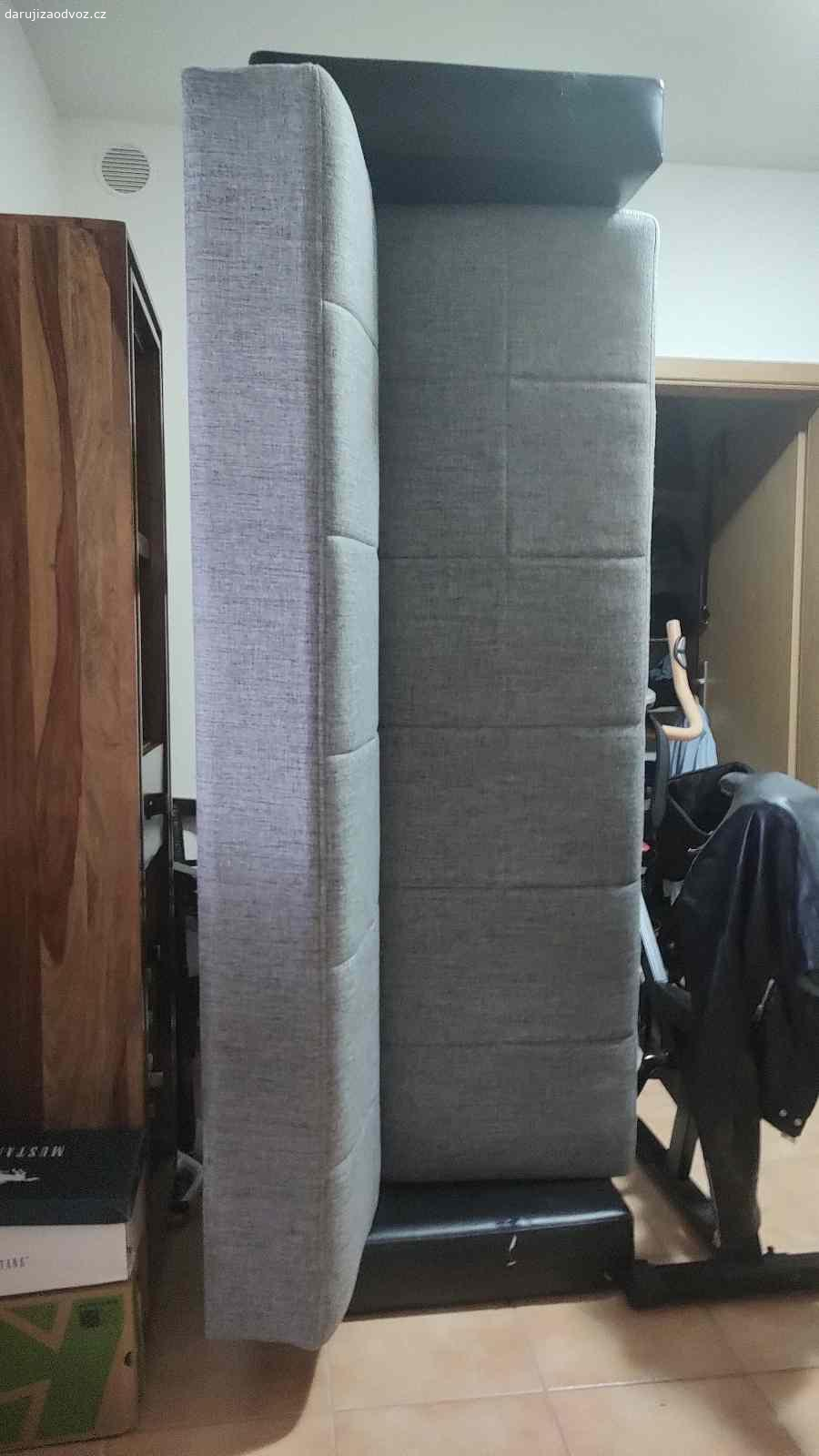 Daruji za odvoz sedačku. Daruji za odvoz 3 mistnou rozkládací sedačku
Funkční, ale područky jsou poškozeny
Kombinovaný materiál textil a koženka 
Rozměry cca: délka 200 cm, hloubka sedu 53 cm, výška sedu 43 cm