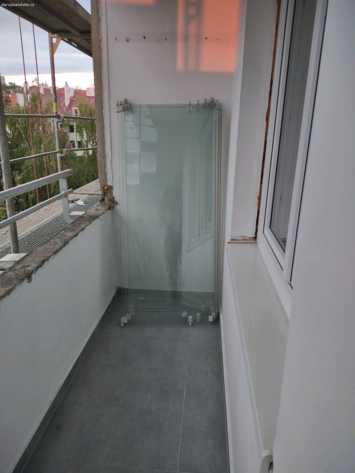 daruji za odvoz sklo. Daruji za odvoz 7ks skel ze zasklení balkonu. Rozměr skla 69x153,5cm. K vyzvednutí prosím dnes 9.9. v odpoledních hodinách.