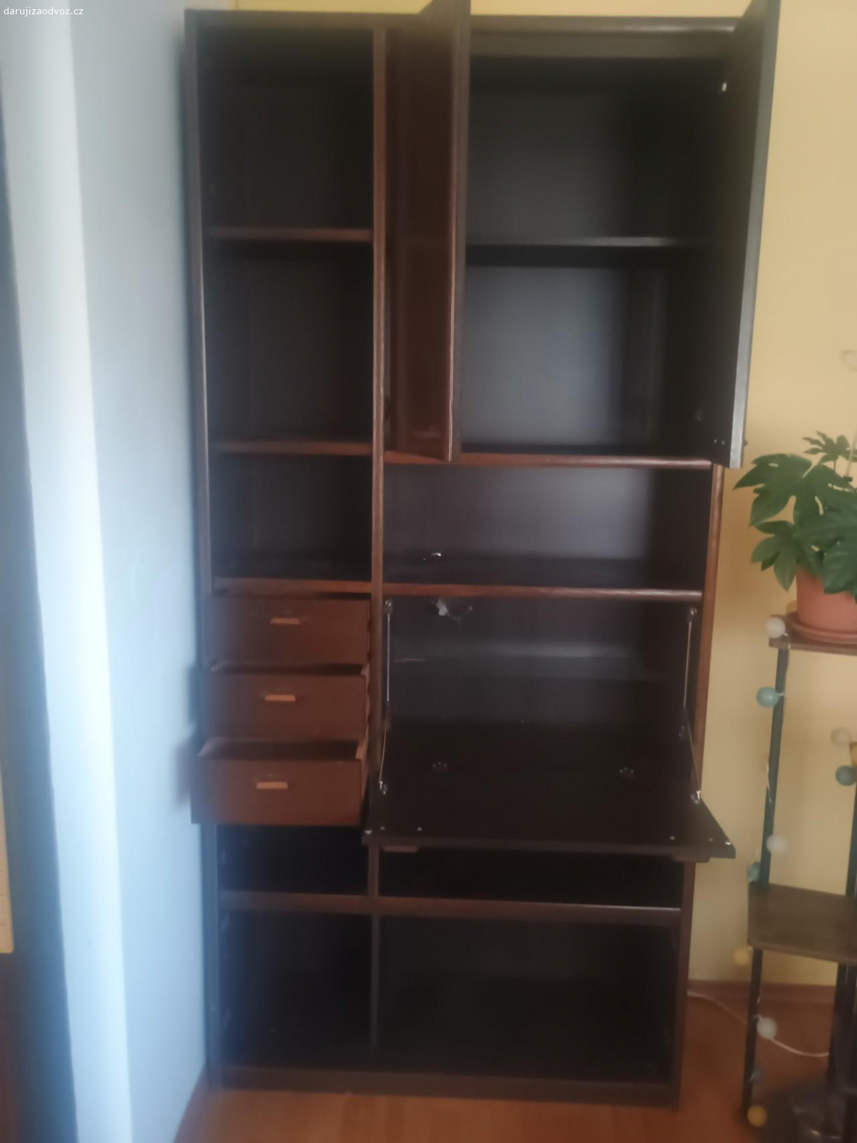 Daruji za odvoz skříň. Daruji za odvoz vysokou skříň do obýváku výška 218, šířka 101,hloubka38