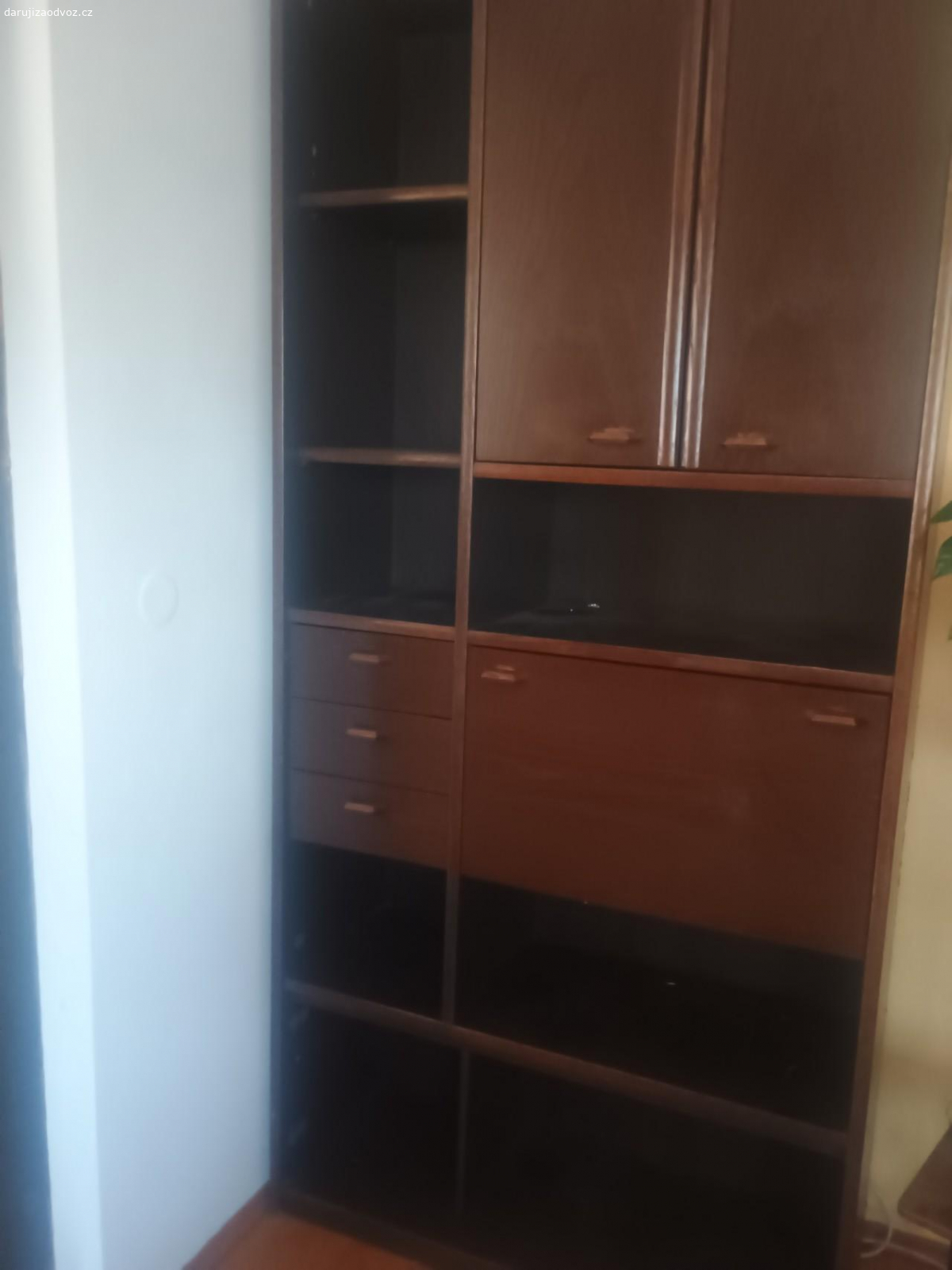 Daruji za odvoz skříň. Daruji za odvoz vysokou skříň do obýváku výška 218, šířka 101,hloubka38