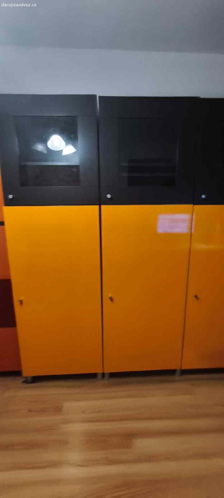 Daruji za odvoz skříňky. Skříňky a nábytek, Ikea Besta 4 ks nádstavec 60x42x64 a spodní skříňky 2ks 60x42x129 a 1ks 60x42x128, dvířka jsou polepená fólií.