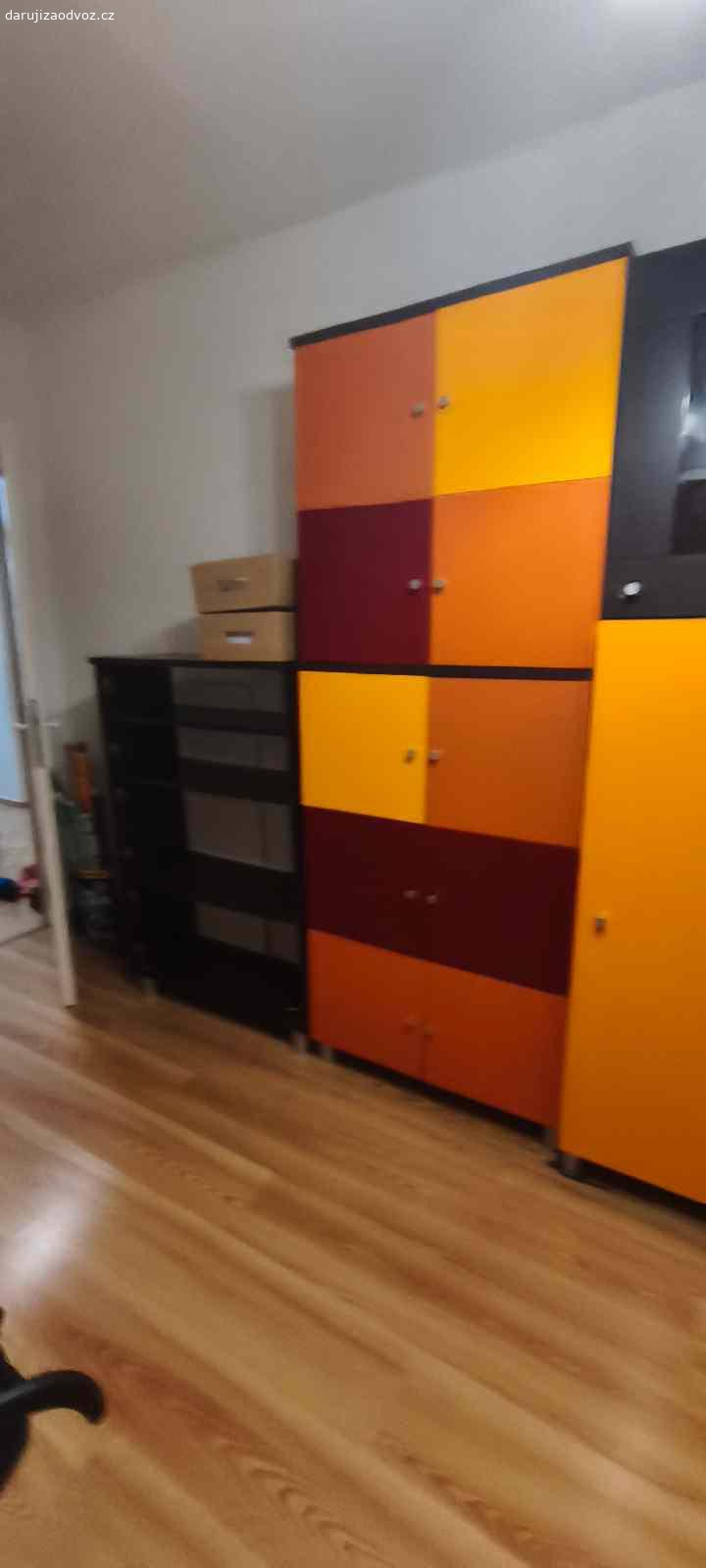 Daruji za odvoz skříňky. Skříňky a nábytek, Ikea Besta 4 ks nádstavec 60x42x64 a spodní skříňky 2ks 60x42x129 a 1ks 60x42x128, dvířka jsou polepená fólií.