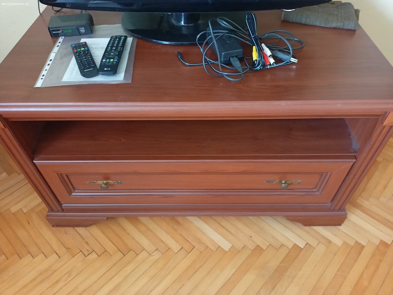 Daruji za odvoz starší vybavení domu. Daruji za odvoz starší vybavení domu - šatní skříň, 2x peřiňák, retro stůl- bez židlí, 4x matrace, TV skříňka apod.