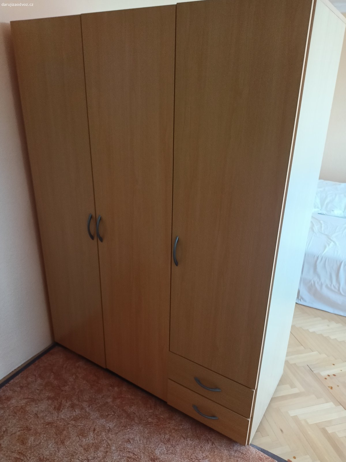 Daruji za odvoz starší vybavení domu. Daruji za odvoz starší vybavení domu - šatní skříň, 2x peřiňák, retro stůl- bez židlí, 4x matrace, TV skříňka apod.