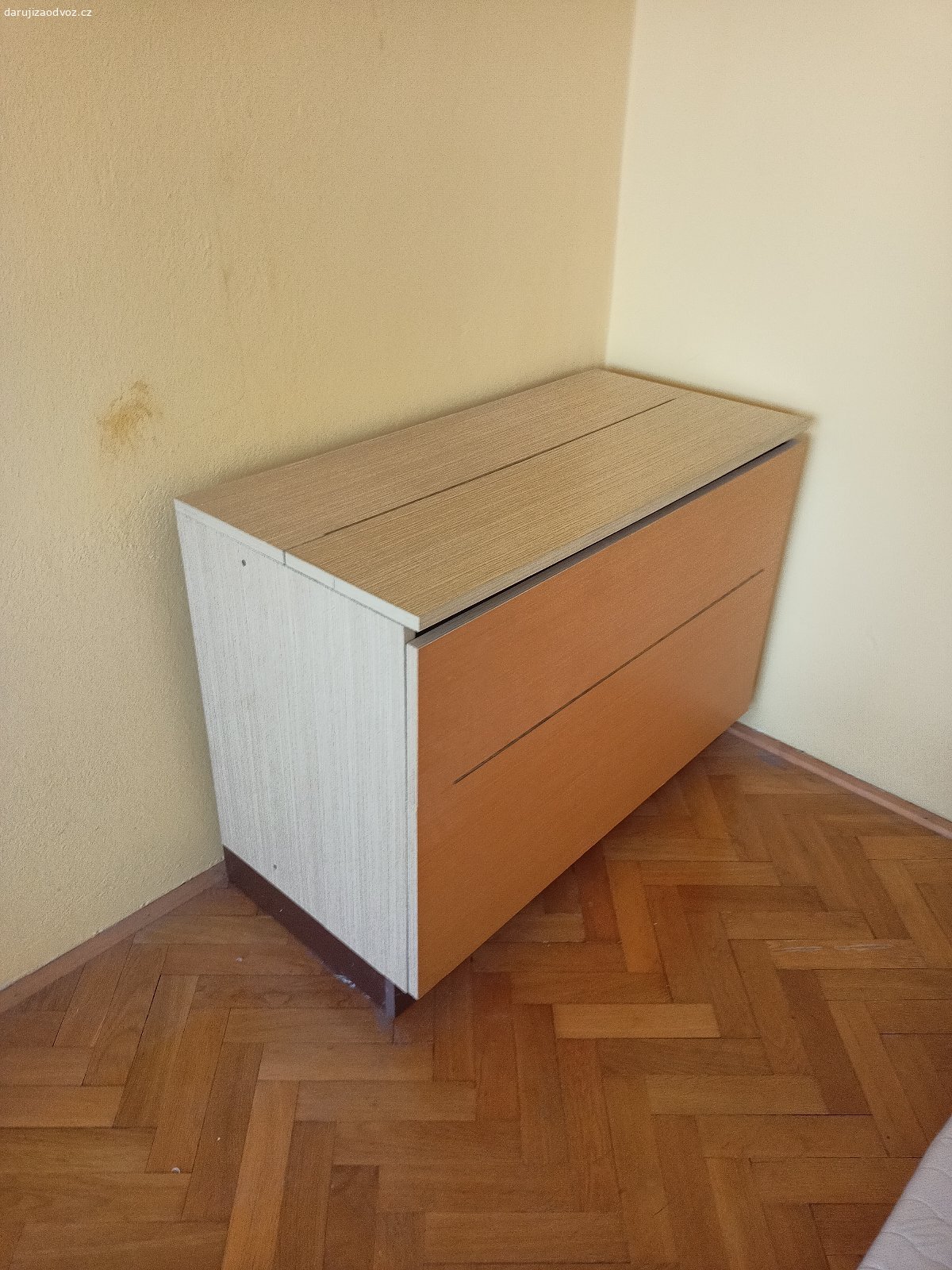 Daruji za odvoz starší vybavení domu. Daruji za odvoz starší vybavení domu - šatní skříň, 2x peřiňák, retro stůl- bez židlí, 4x matrace, TV skříňka apod.