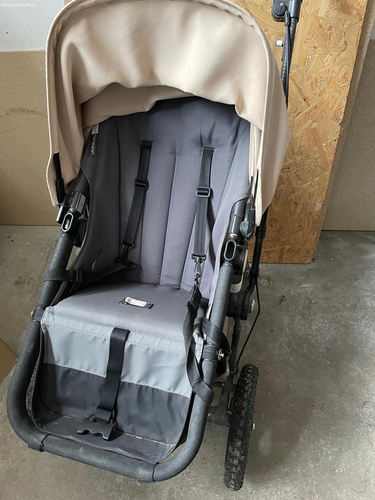 Daruji za odvoz starý kocarek. Daruji za odvoz starý opotřebovaný kočárek napr. na náhradní dily