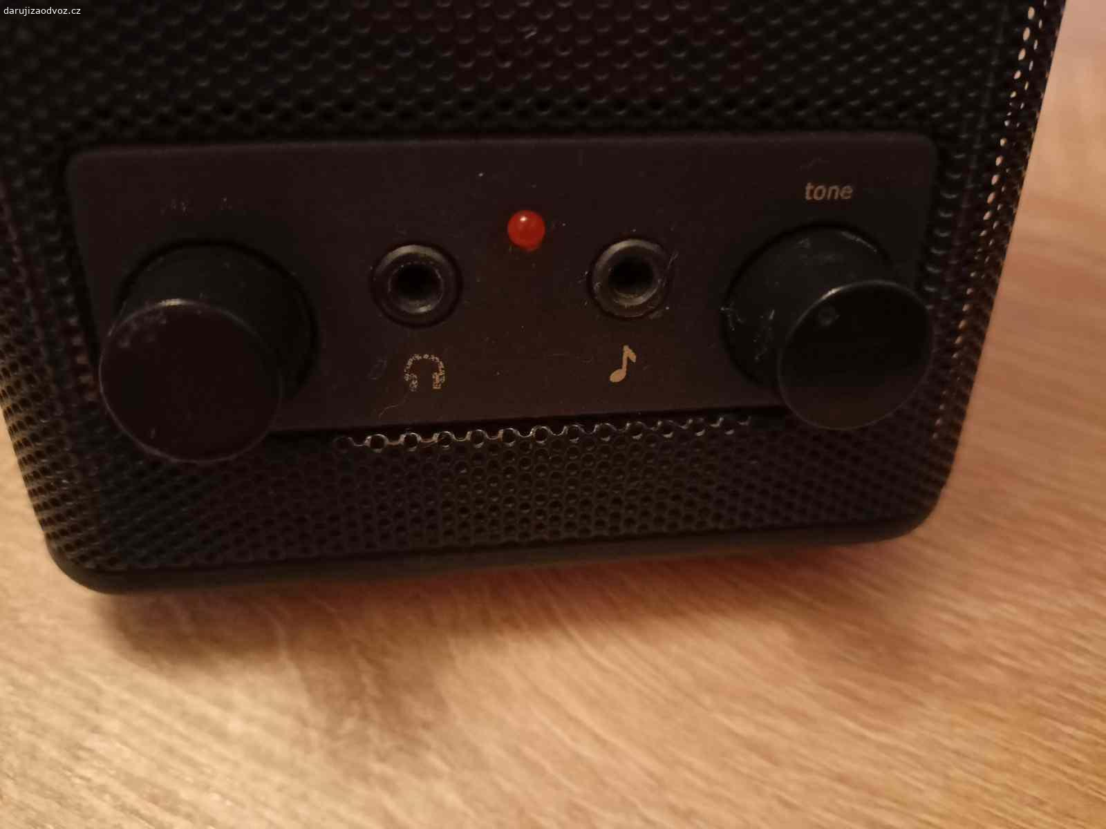 Daruji za odvoz straší reproduktory k PC. Daruji starší funkční stereo reproduktory k počítači. Značka Logitech. Bez závad = funkční. Regulace hlasitosti a basů. K vyzvednutí  mezi 17. až 20. hodinou v Prostějově. Posílat nikam nebudu. Pouze telefonické hovory.