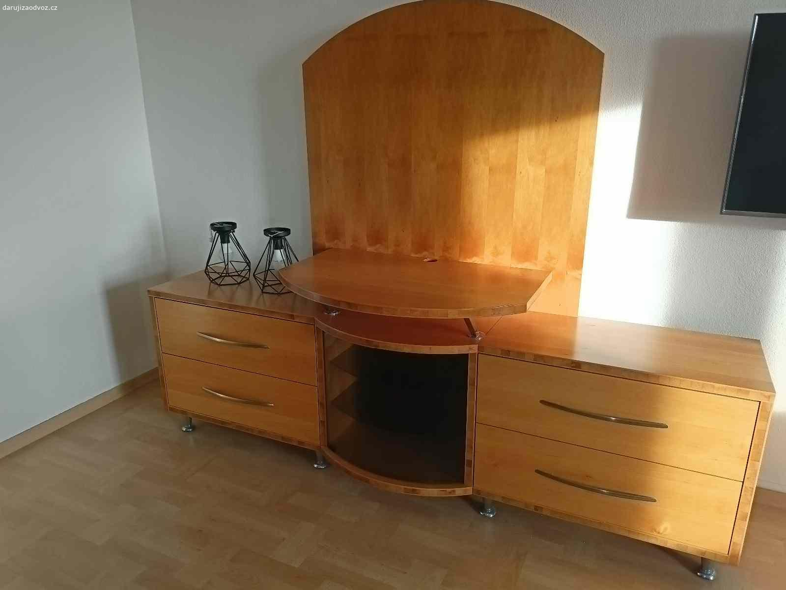 Daruji za odvoz svetla, polici, komodu. Za odvoz daruji komodu vyrobenou na zakazku, 2 ks svetel, polici. Delka 2,20 m. Odvoz Břeclav