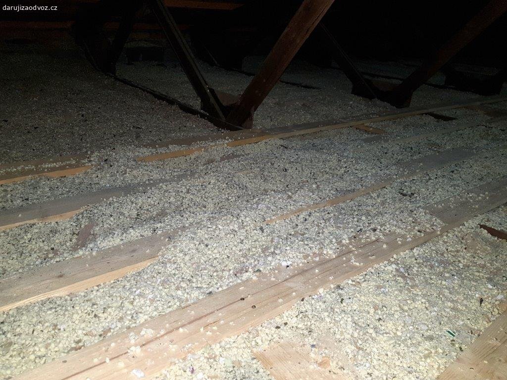 Daruji za odvoz: Tepelná izolace/drcený polystyren. Daruji za odvoz větší množství čistého a nepoužitého izolačního materiálu (drcený polystyren / izolační drť).
Náplň je již připravená a zabalená v pytlích, což výrazně usnadňuje naložení a transport.
Materiál je ideální pro:
- Zateplení stropů, půd, podlah a půdních vestaveb
- Izolaci těžko přístupných míst a mezer
Stav: Nový, nepoužitý, uchovávaný v suchu.
Množství: K dispozici máme velké množství pytlů (odvoz možný i po částech).
Podmínka: Pouze osobní odběr a vlastní odvoz.
Lokalita: Česká Lípa
V případě zájmu prosím pište nebo volejte. Kdo dřív přijde, ten dřív bere.