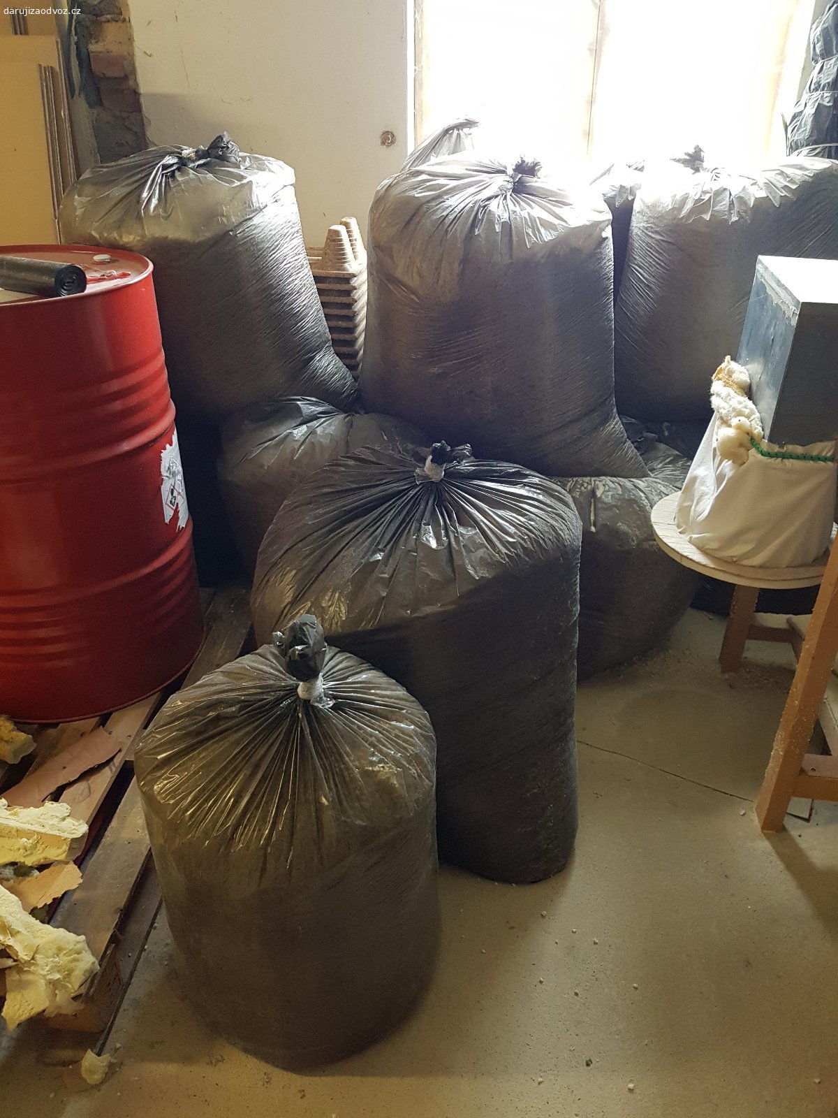 Daruji za odvoz: Tepelná izolace/drcený polystyren. Daruji za odvoz větší množství čistého a nepoužitého izolačního materiálu (drcený polystyren / izolační drť).
Náplň je již připravená a zabalená v pytlích, což výrazně usnadňuje naložení a transport.
Materiál je ideální pro:
- Zateplení stropů, půd, podlah a půdních vestaveb
- Izolaci těžko přístupných míst a mezer
Stav: Nový, nepoužitý, uchovávaný v suchu.
Množství: K dispozici máme velké množství pytlů (odvoz možný i po částech).
Podmínka: Pouze osobní odběr a vlastní odvoz.
Lokalita: Česká Lípa
V případě zájmu prosím pište nebo volejte. Kdo dřív přijde, ten dřív bere.