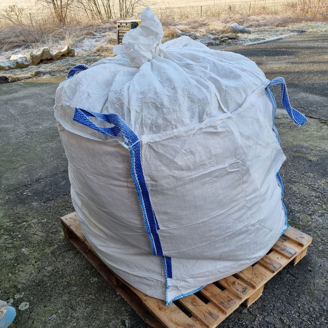 Daruji za odvoz: Tepelná izolace/drcený polystyren. Daruji za odvoz větší množství čistého a nepoužitého izolačního materiálu (drcený polystyren / izolační drť).
Náplň je již připravená a zabalená v pytlích, což výrazně usnadňuje naložení a transport.
Materiál je ideální pro:
- Zateplení stropů, půd, podlah a půdních vestaveb
- Izolaci těžko přístupných míst a mezer
Stav: Nový, nepoužitý, uchovávaný v suchu.
Množství: K dispozici máme velké množství pytlů (odvoz možný i po částech).
Podmínka: Pouze osobní odběr a vlastní odvoz.
Lokalita: Česká Lípa
V případě zájmu prosím pište nebo volejte. Kdo dřív přijde, ten dřív bere.