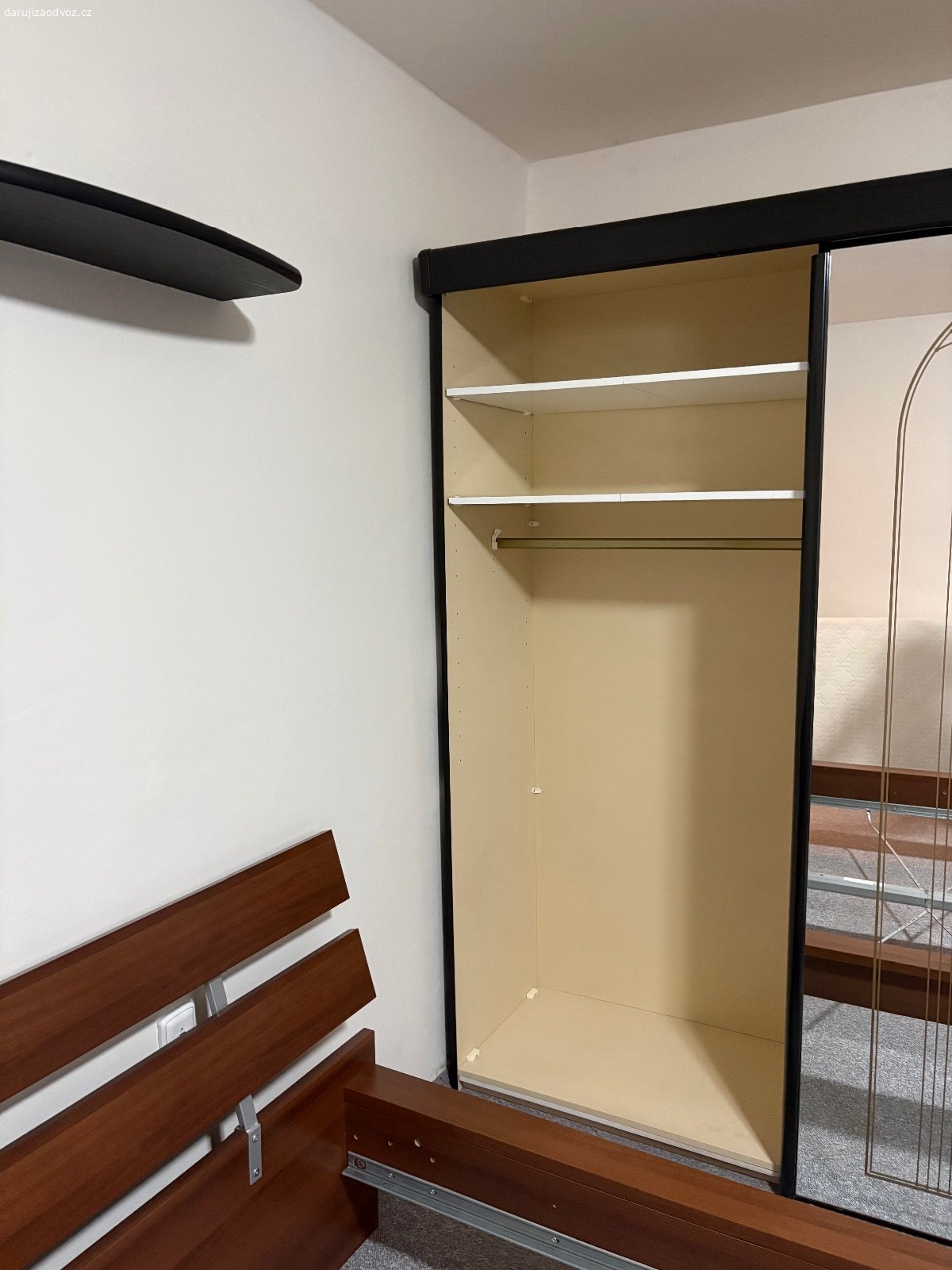 Daruji za odvoz velkou skříň. Daruji za odvoz velkou skříň. Rozměr viz foto, na jedné straně potřebuje sešroubovat, je rozkližená, viz foto. Lze darovat pouze prosklené šatní dveře.