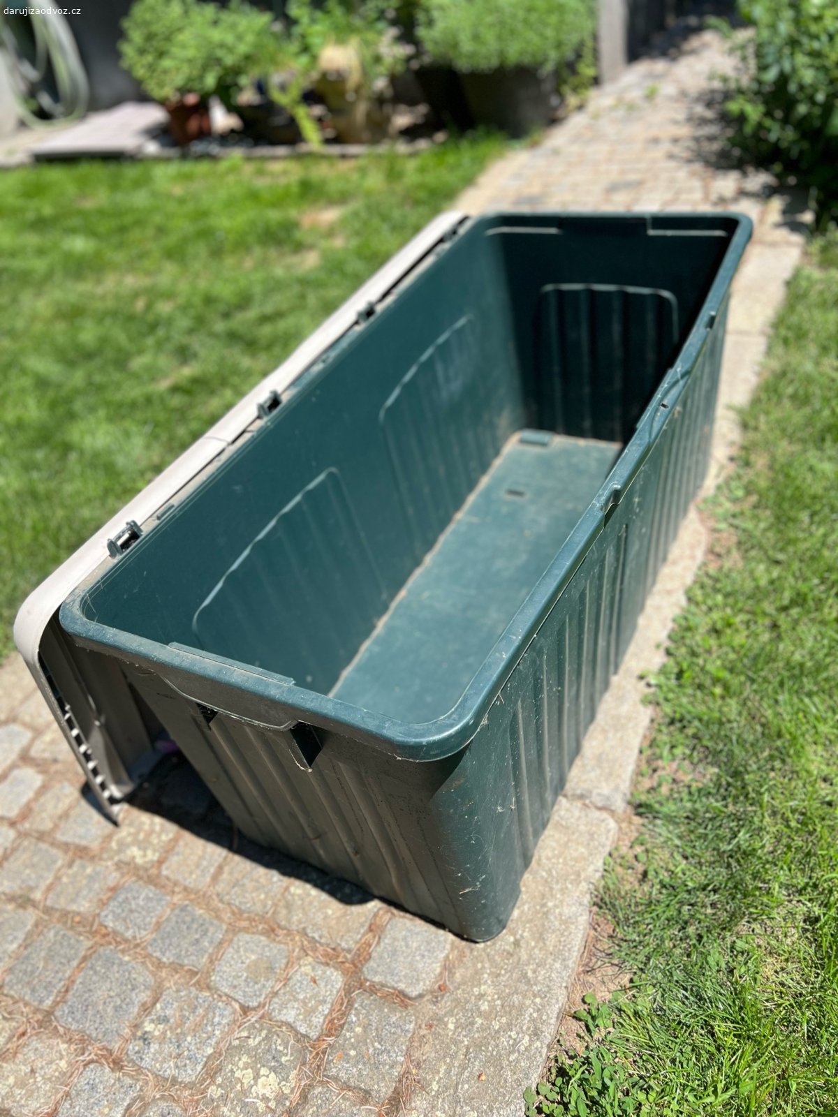 Daruji za odvoz velký plastový box. Daruji za odvoz úložný plastový
box o rozměrech 110x55x55cm..