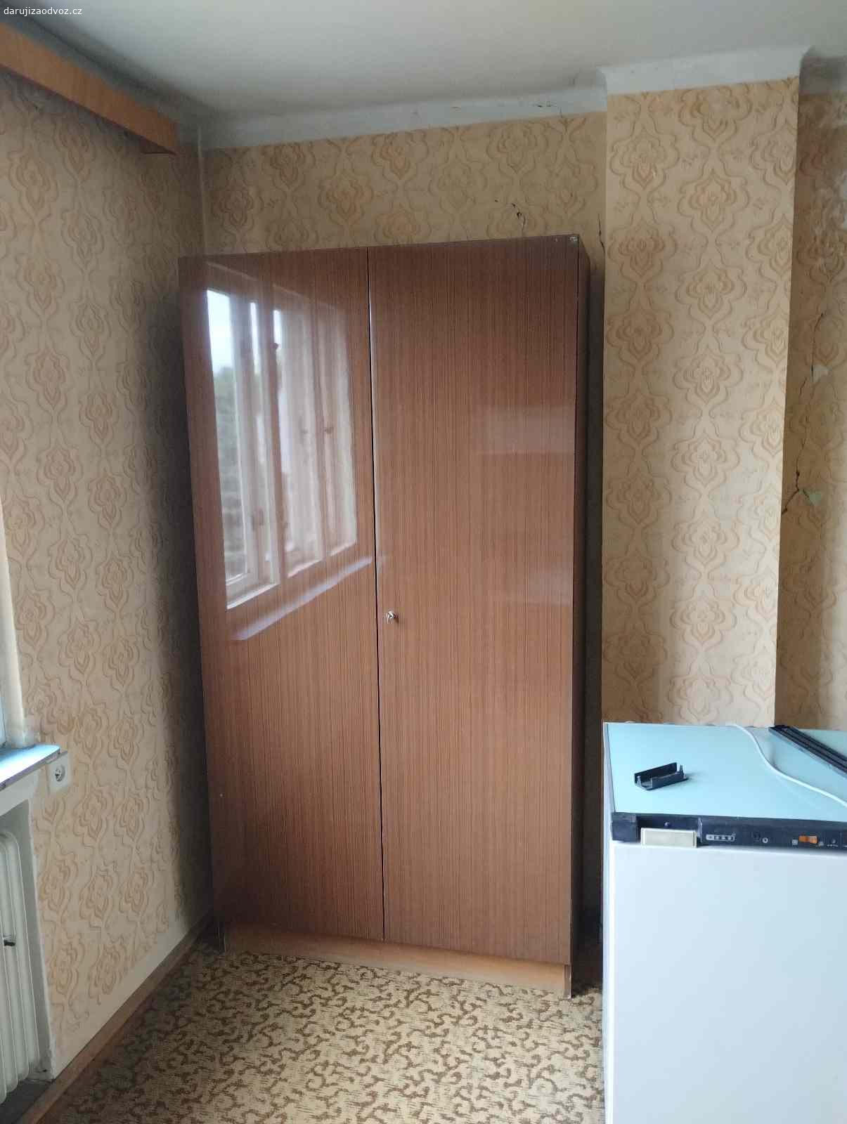 Daruji za odvoz. Nábytková stěna, skříň, skříňky, i jednotlivě