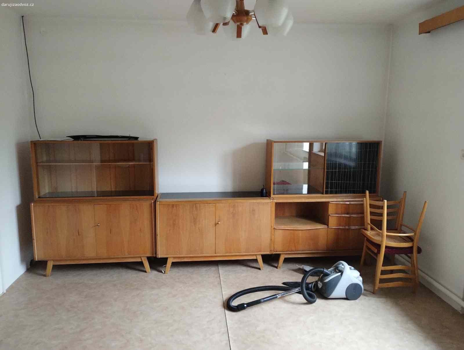 Daruji za odvoz. Nábytková stěna, skříň, skříňky, i jednotlivě