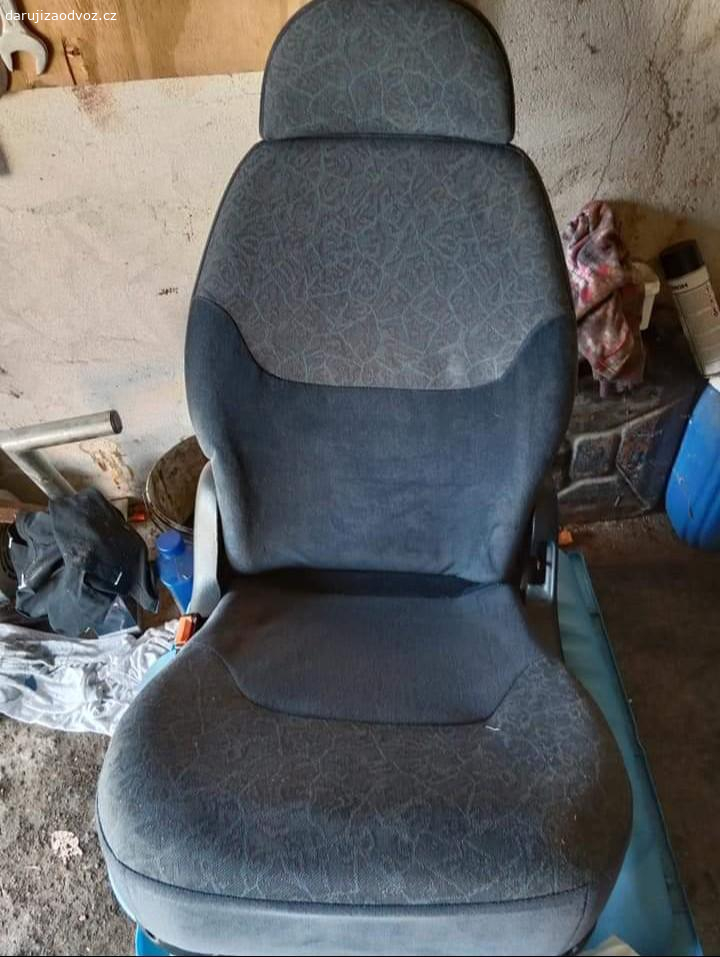 Sedačky do auta. Dobrý den, darují sedačky do druhé a třetí řady do Sharana jedna má integrovanou dětskou sedačku hodí se též do Galaxy a Alhambry.Jinak půjdou do kontejneru.
