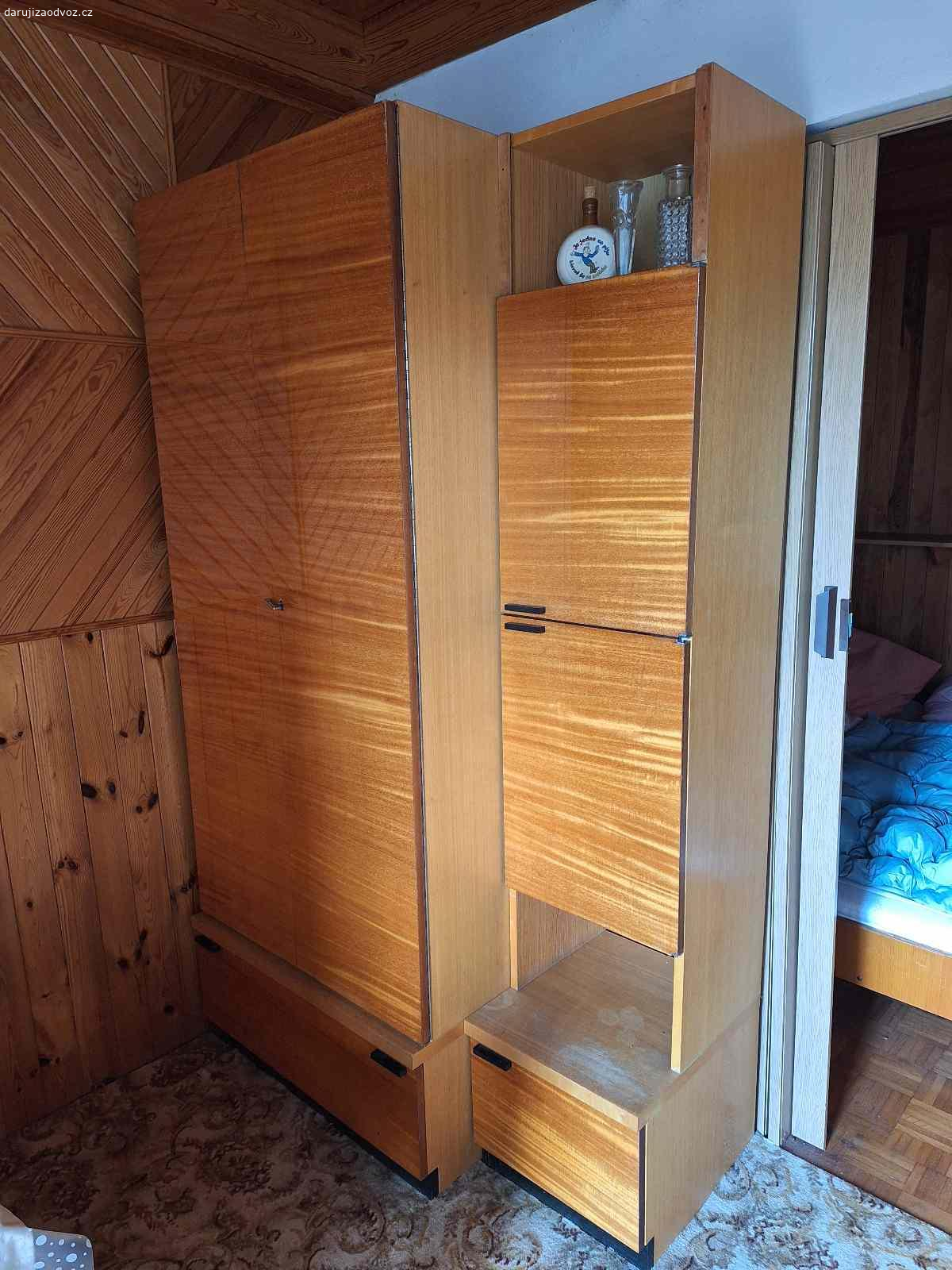 Daruji za odvoz. Daruji za odvoz sedaci soupravu,skrině,malou kuchyňskou linku,nádobi.