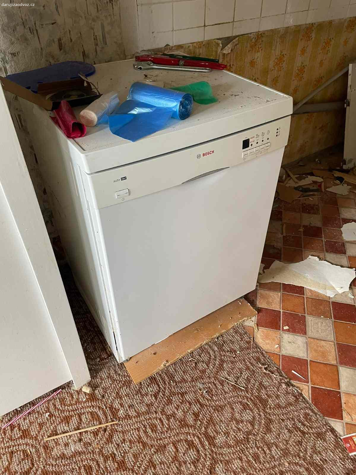 Daruji za odvoz. Kuchyńská mezistěna dřevěná na výšku paneláku,myčka,křeslo,šicí stroj