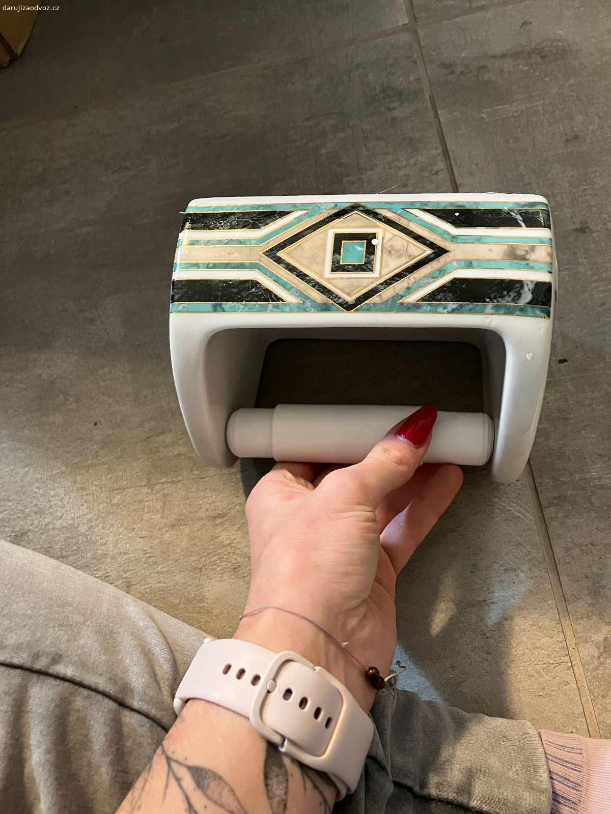 Daruji za odvoz. Na toaletní papír úchytka