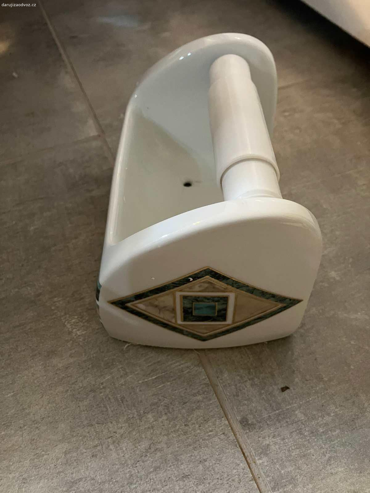 Daruji za odvoz. Na toaletní papír úchytka