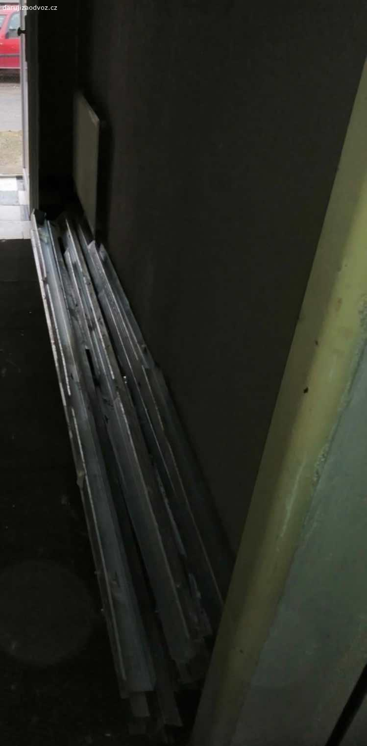 Daruji za odvoz. minerální vatu tloušťka 9 cm, profily a sádrokartonové desky.
Jen vlastní nakládka a odvoz k odběru v blízkosti Prahy 6.
V případě zájmu volejte