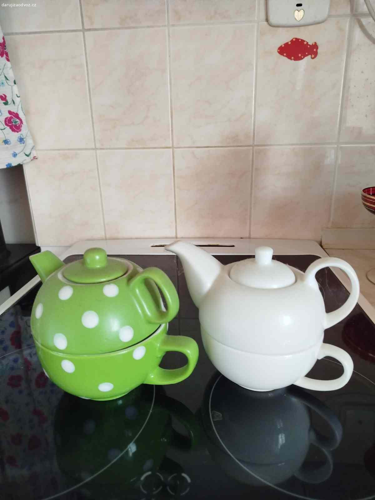 Daruji za odvoz.. Dózy jablka,vysoké vázy dřevěné,hliněná váza,dvě čajové konvičky ,valašský set.