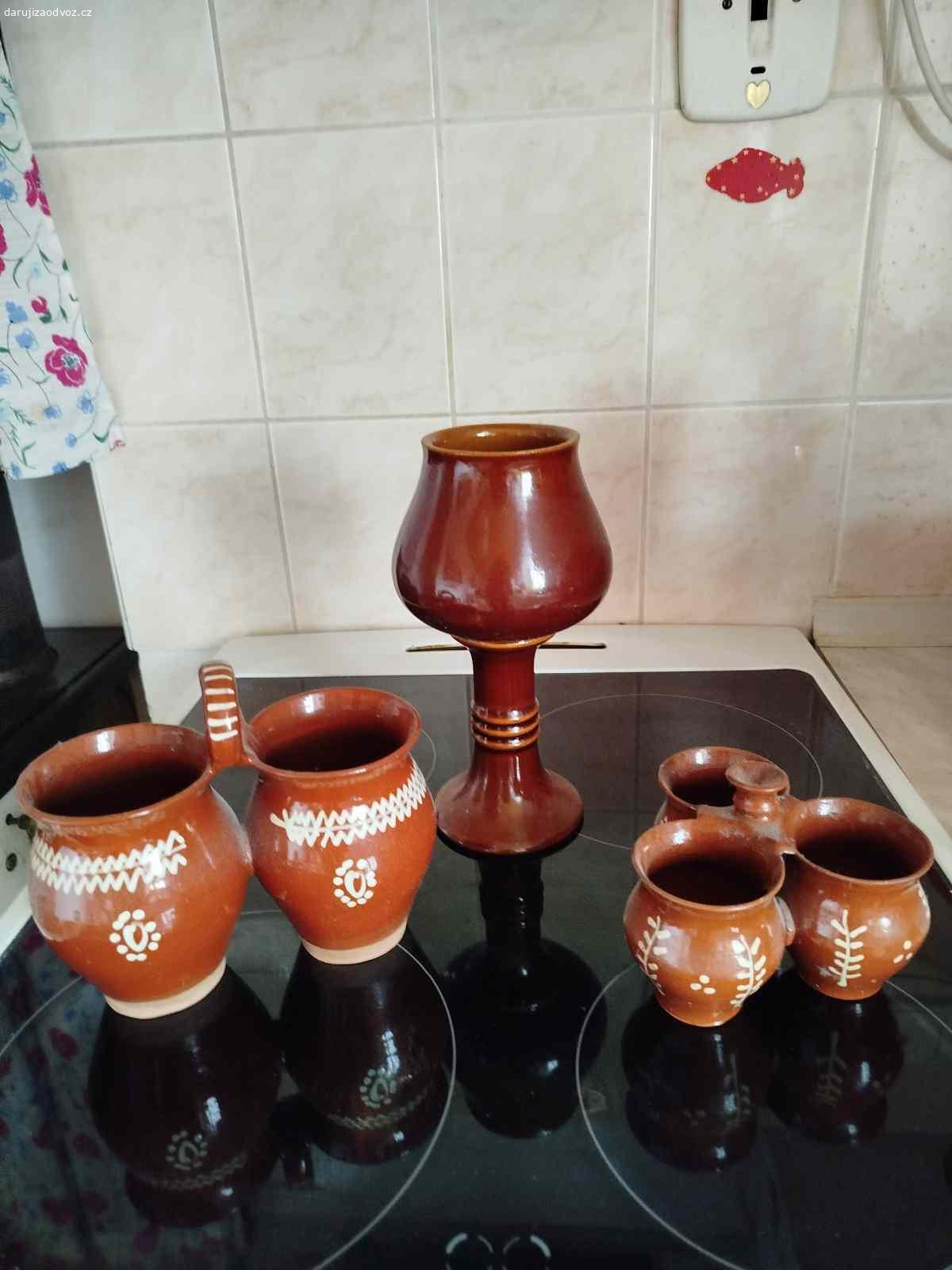 Daruji za odvoz.. Dózy jablka,vysoké vázy dřevěné,hliněná váza,dvě čajové konvičky ,valašský set.