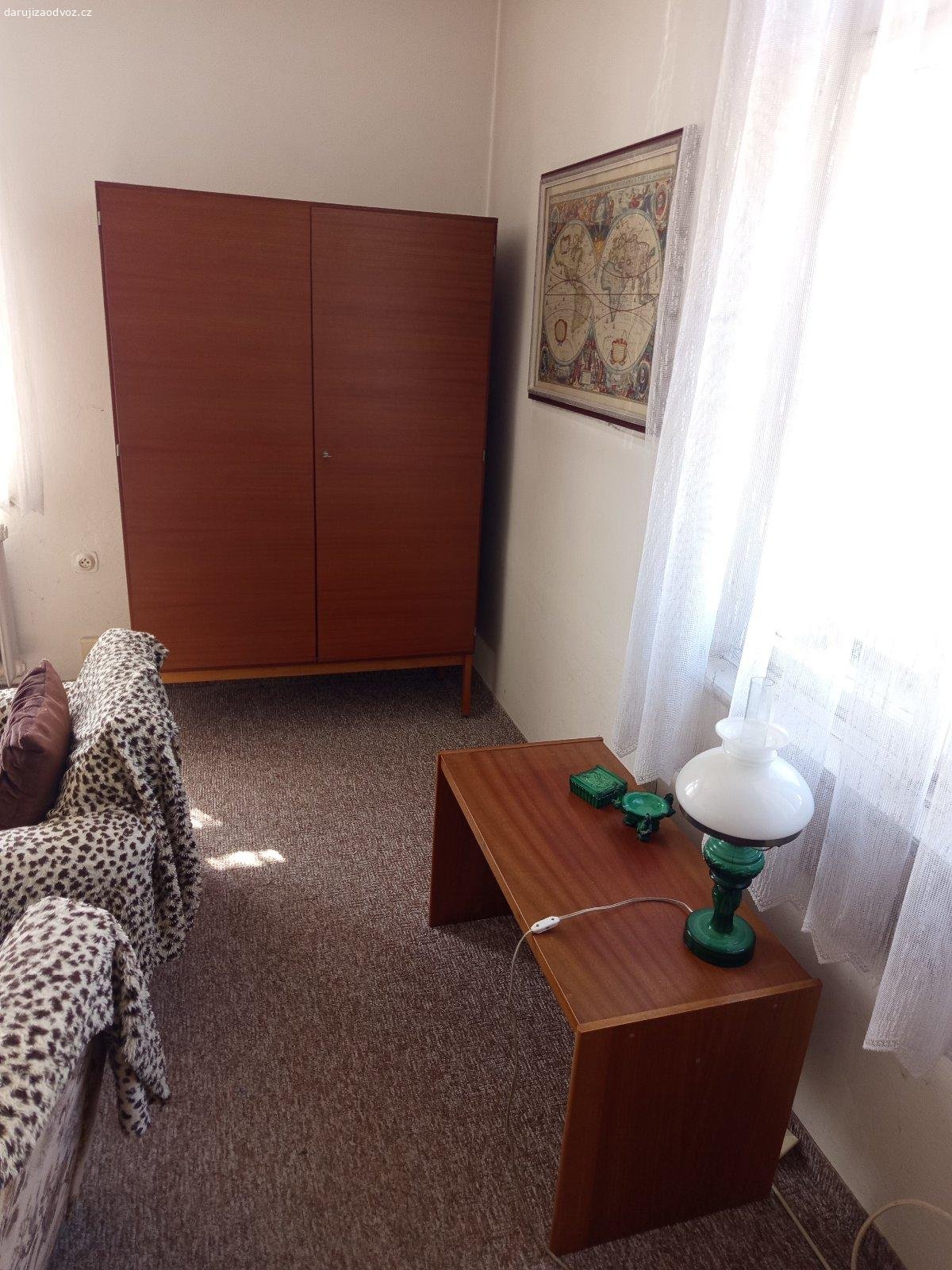 Daruji za odvoz. Nábytek je velmi zachovalém stavu. Horní Počernice 
Pouze volejte