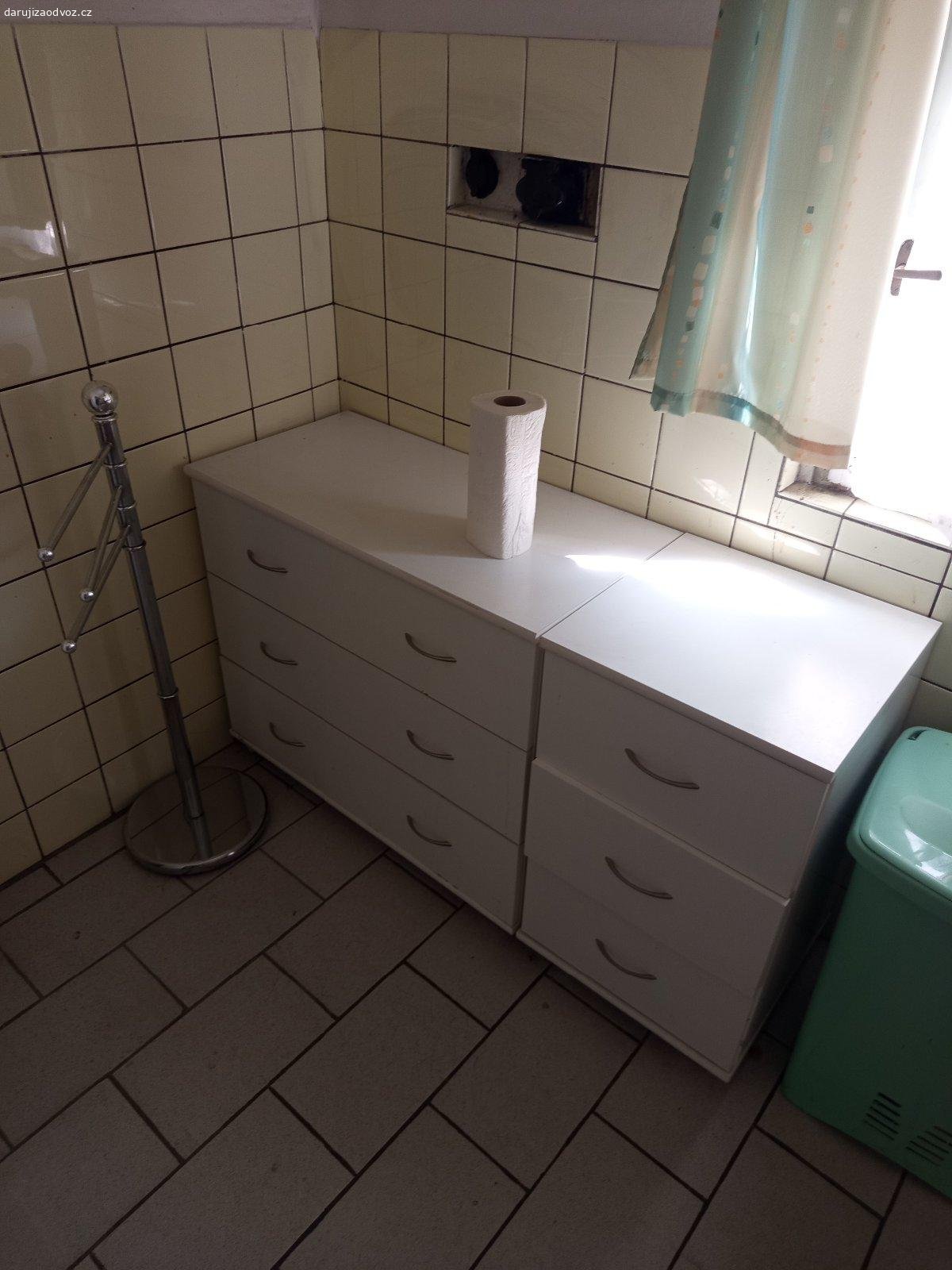 Daruji za odvoz. Nábytek je velmi zachovalém stavu. Horní Počernice 
Pouze volejte