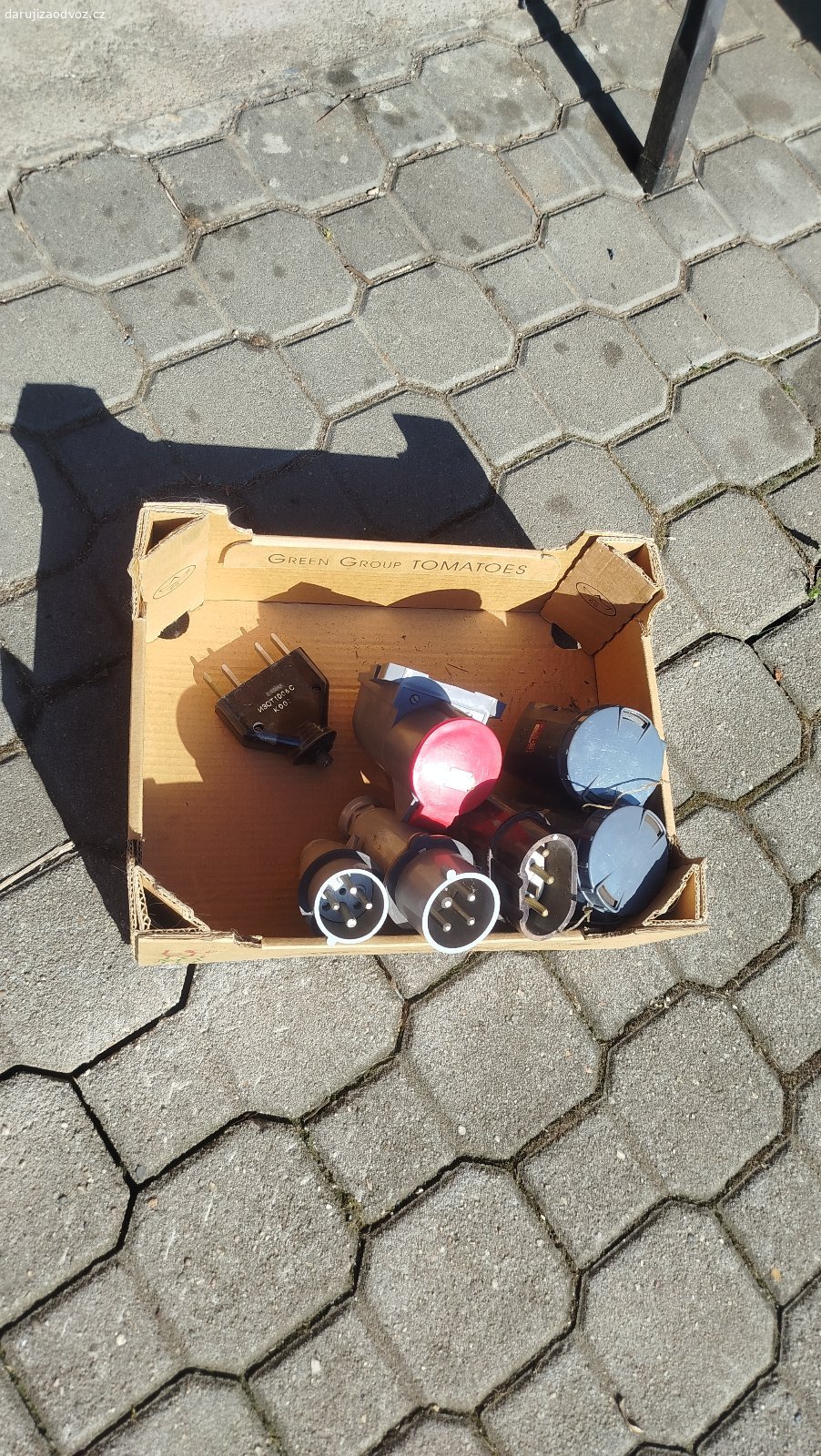 Daruji za odvoz. Elektro součásti

- 3F zásuvky, zástrčky
- 4 ks zářivkové trubice 120 cm