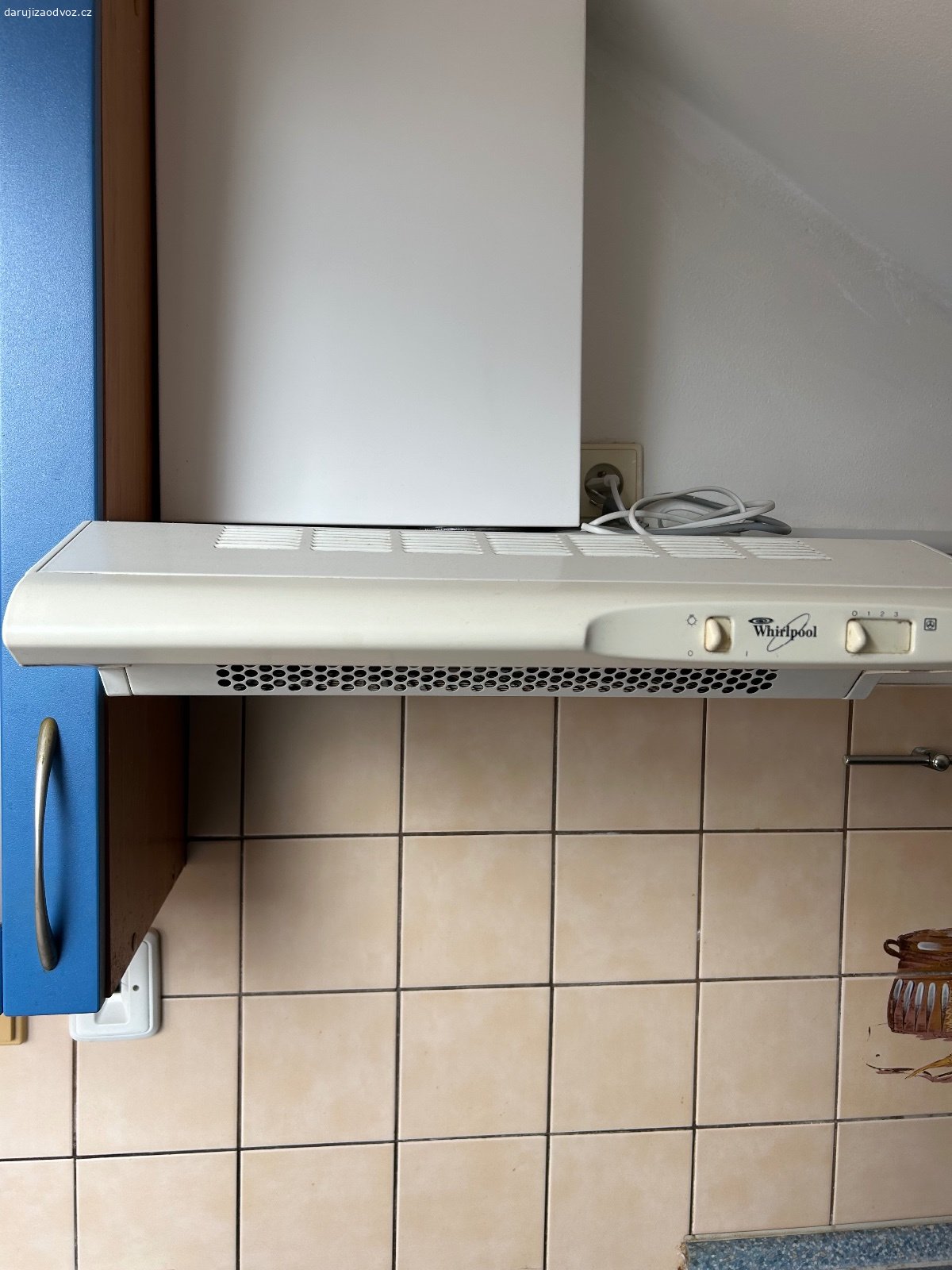 Daruji za odvoz. Daruji za odvoz starší kuchyňskou linku a šatní skříň.