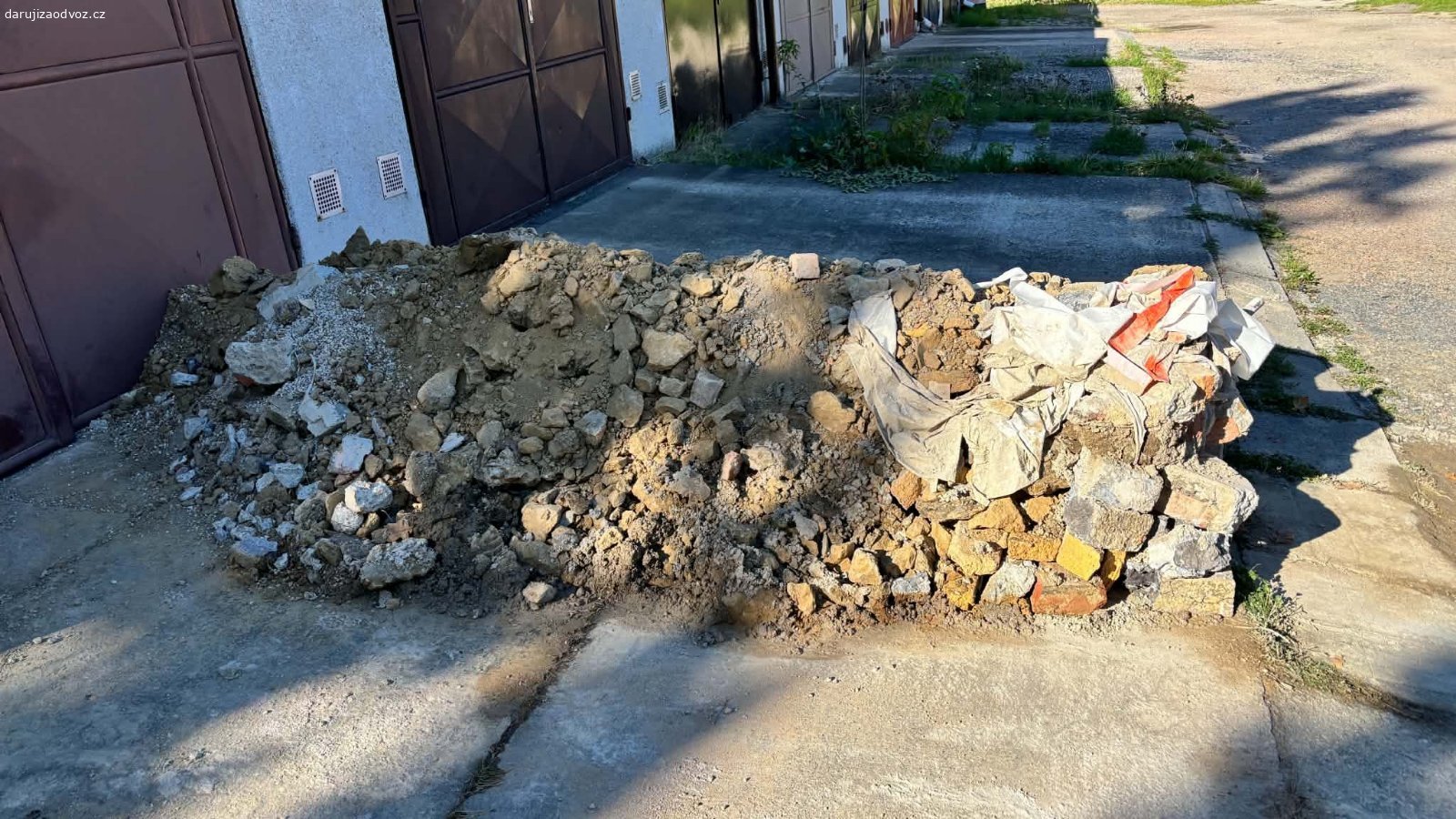Daruji za odvoz. Nabízím za odvoz přebytečnou jílovitou zeminu z terénních úprav o objemu cca 3 m³. Zemina je ideální na srovnání terénu, hutnění, modelaci svahu, zásypy nebo jako spodní vrstva pod ornici.Ještě části suti.
Lokalita: Kyjov (PSČ 697 01). Odvoz a naložení si prosím zajistěte sami. K odběru ideálně vše najednou, ale po dohodě lze i po částech. V případě zájmu mě kontaktujte.