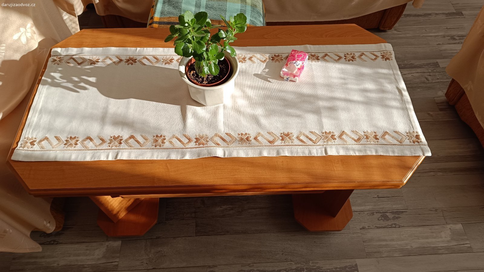 Daruji za odvoz. Daruji za odvoz, i jednotlivě: dvě křesla, gauč, taburet, stolek a postel.