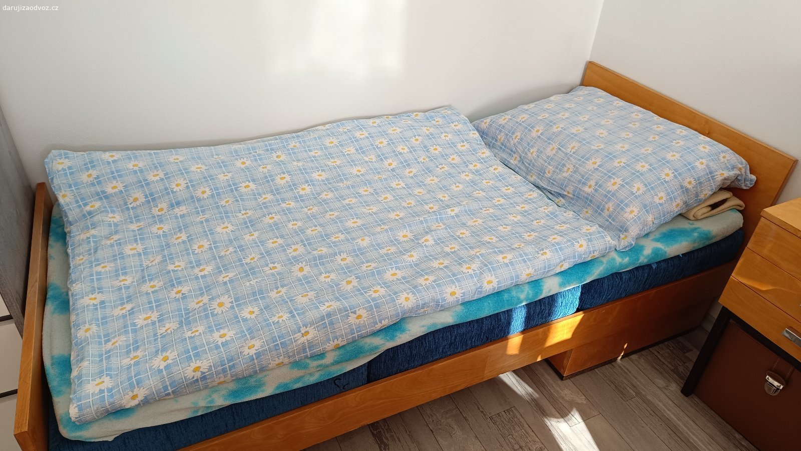 Daruji za odvoz. Daruji za odvoz, i jednotlivě: dvě křesla, gauč, taburet, stolek a postel.