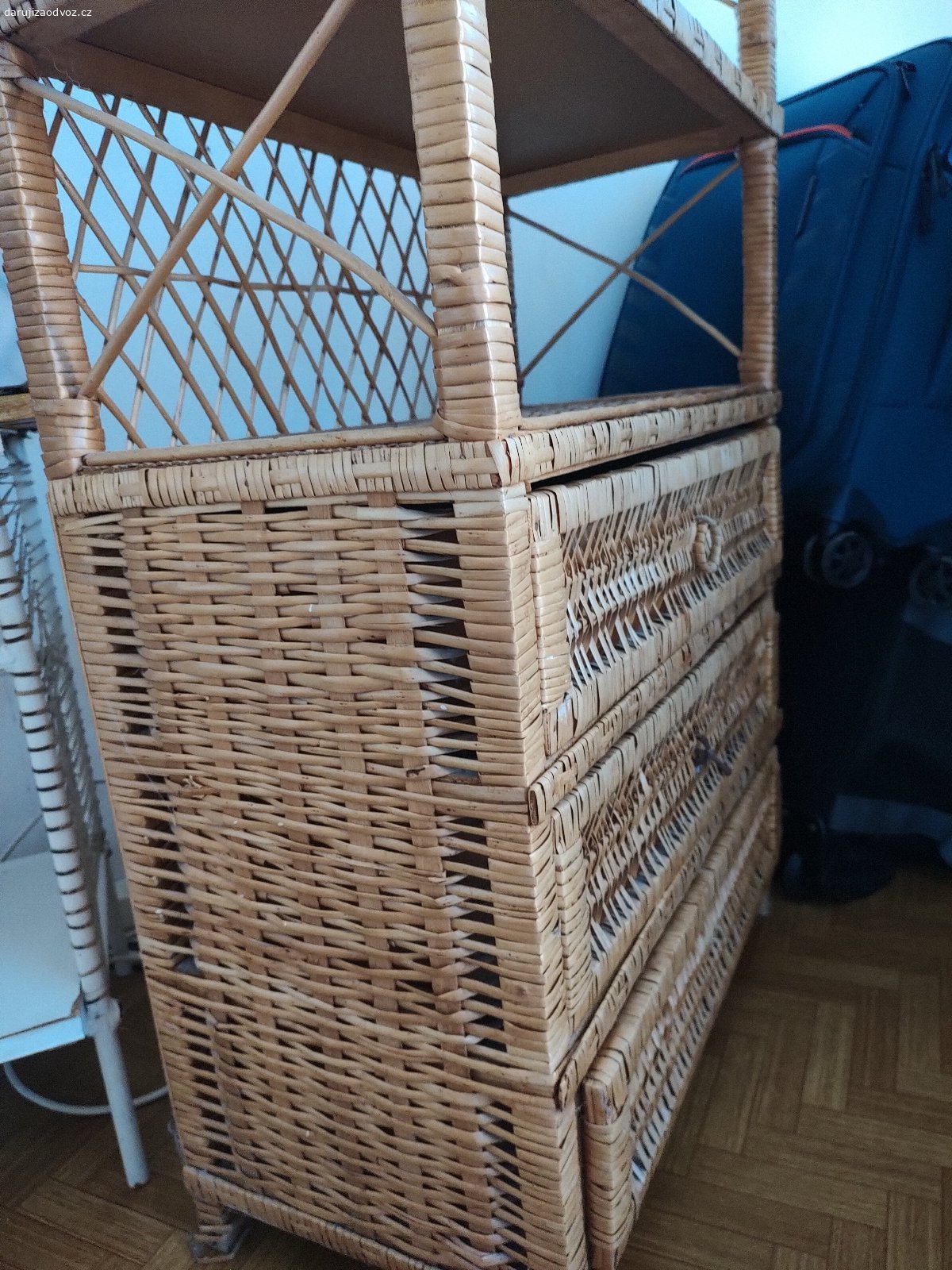 Daruji za odvoz. Ratanova komoda se tremi supliky, nutny vlastni odnos z panelaku s vytahem, stav viz foto
