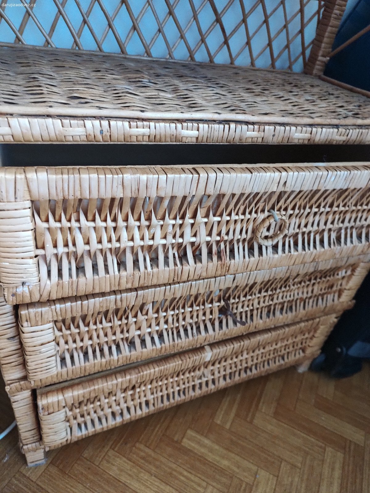 Daruji za odvoz. Ratanova komoda se tremi supliky, nutny vlastni odnos z panelaku s vytahem, stav viz foto