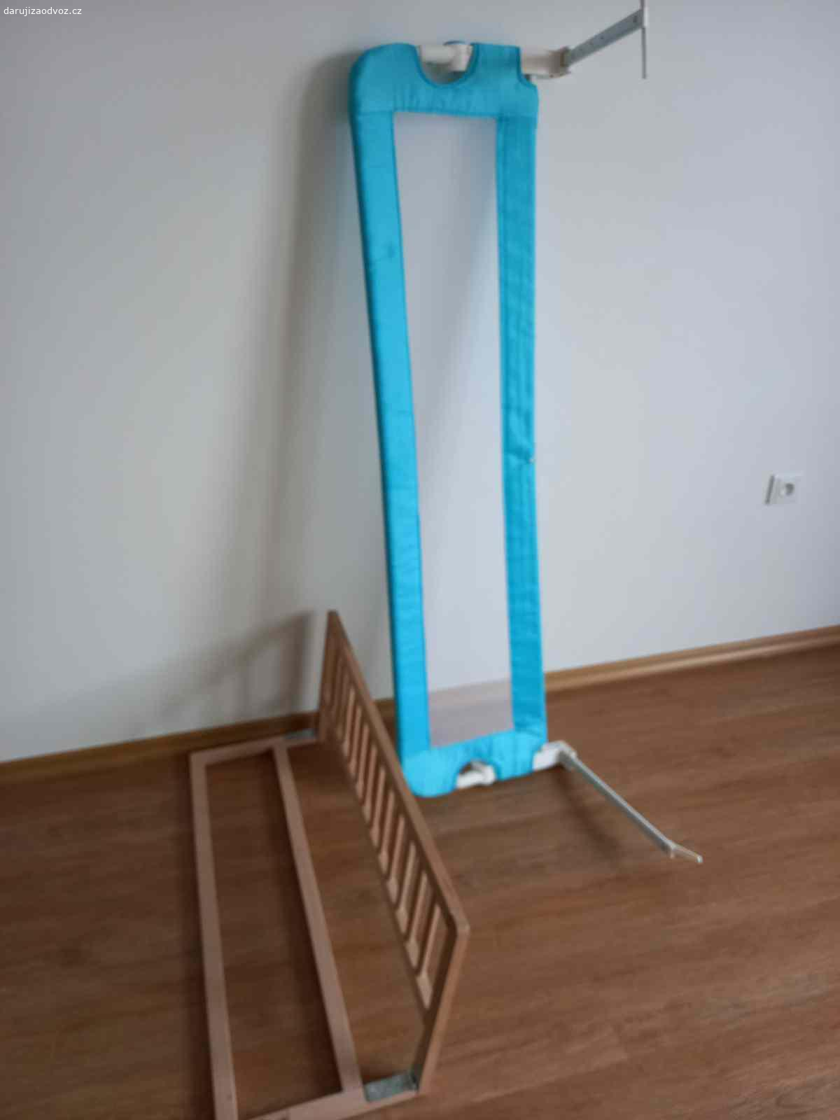 Daruji zábrany do postele. Jen ta dřevěnná není úplně už v do pravého úhlu, jinak obě dvě funkční.