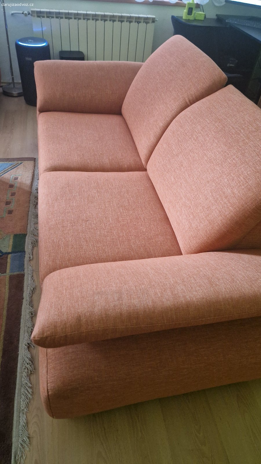 Daruji zachovalou oranžovou sedací soupravu. Jedná se o 2 sedačky (210×90×90),křeslo (110×90×90) a taburet (120x70x40).
Celý set je  zachovalý,jen křeslo trochu prosezené.
Sedačky nejsou rozkládací, ani nemají úložný prostor.
K odvozu je to možné v sobotu 5.9.během dopoledne.