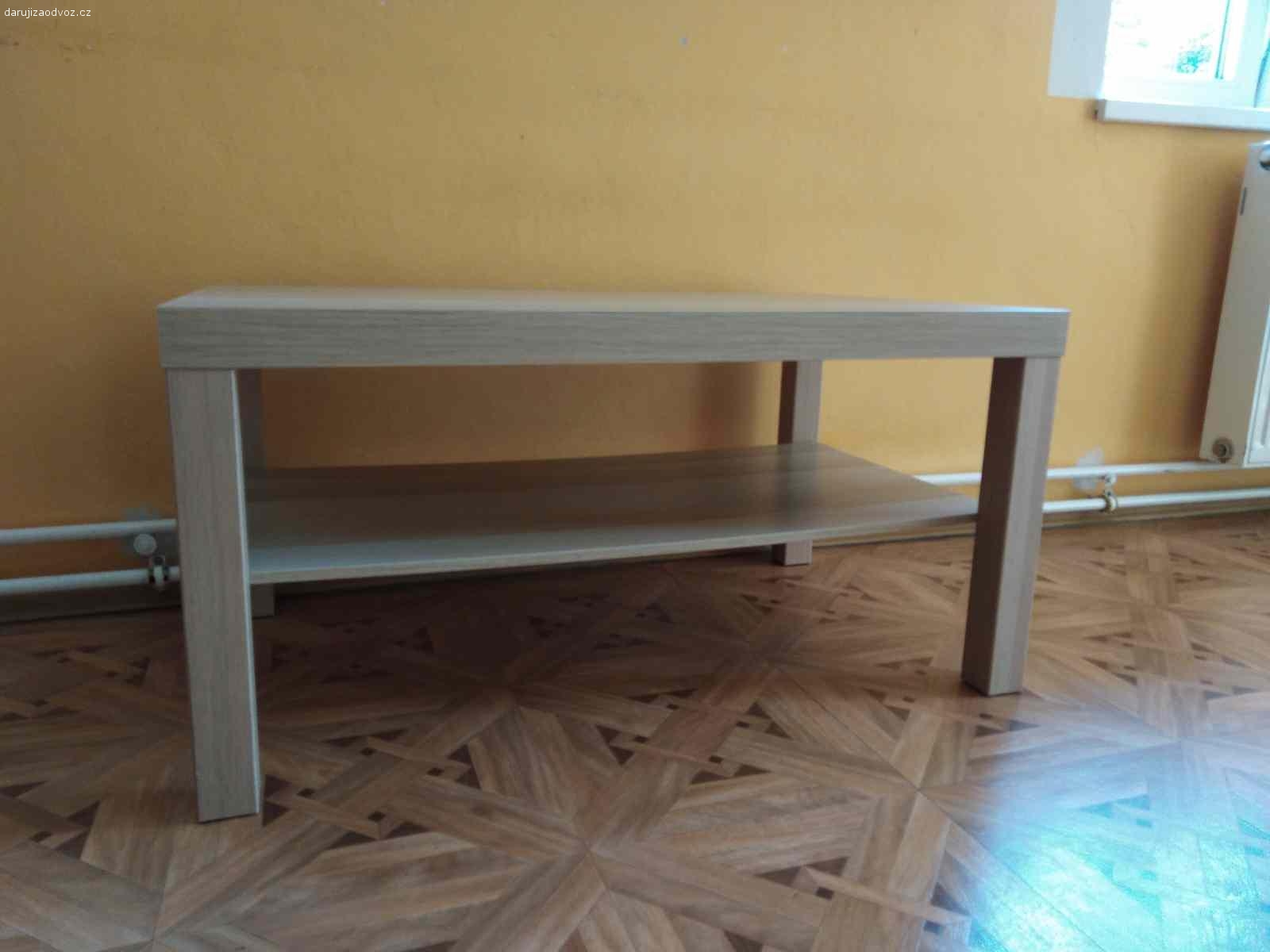 Daruji zachovalý IKEA stůl LACK. Výborný stav. Koupený asi před 3 lety. 
Materiál: dřevotříska
Šířka: 90x55 cm
Výška 45 cm