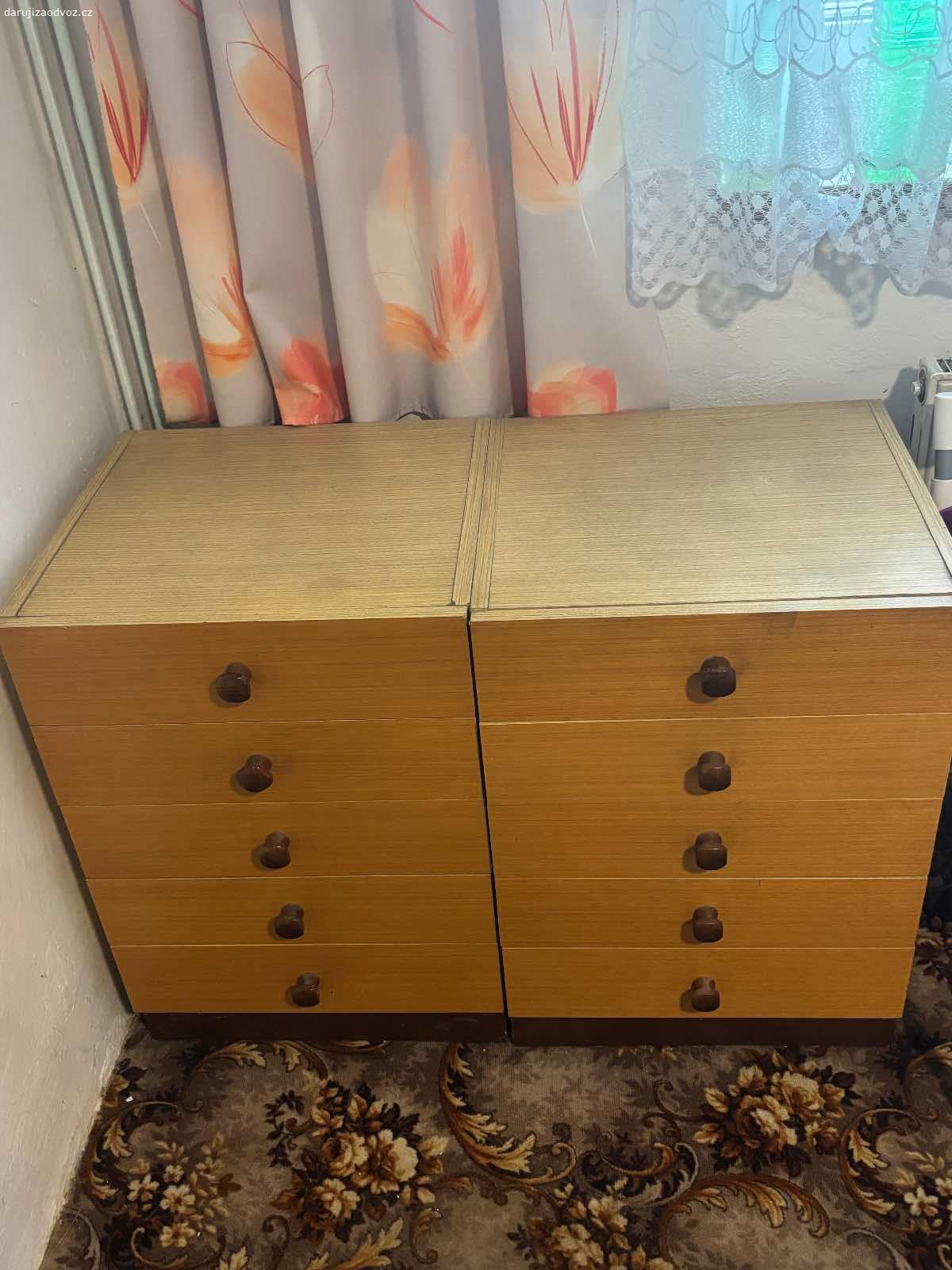 Daruji zachovaly nabytek. Sada skrinek