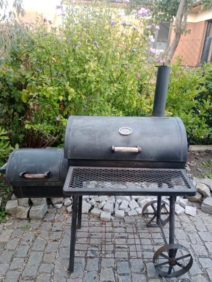 Daruji zahradní gril na dřevěné uhlí s udírnou