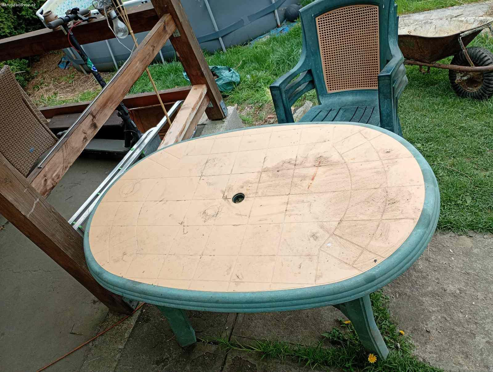 Daruji zahradní nábytek. Nabízím za odvoz starý zelený plastový stůl a k němu tři bílé plastové židle. Viz foto. Pozor, stůl je zelený a k němu mám tři bílé židle z jiného setu. Pokud se umyjí, mohou ještě na zahradě posloužit. Na fotce jsou částečně vidět i zelené židle, ty nejsou předmětem nabídky.