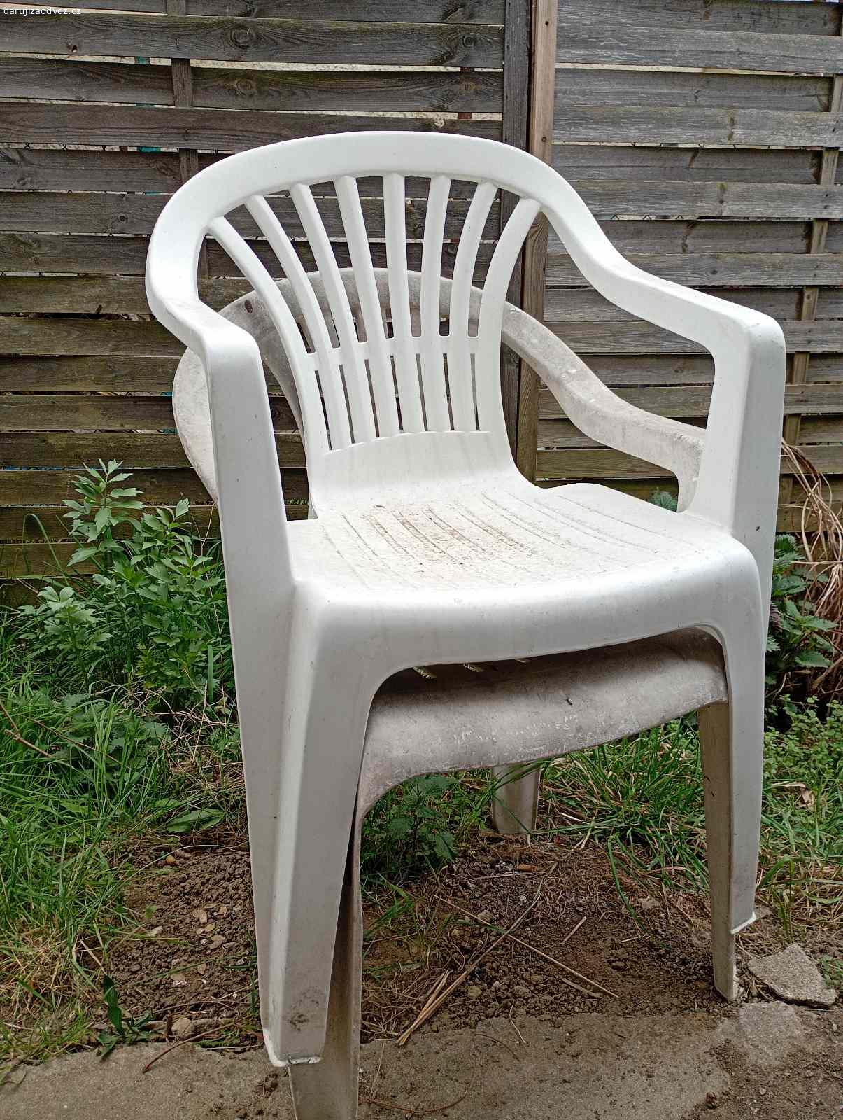 Daruji zahradní nábytek. Nabízím za odvoz starý zelený plastový stůl a k němu tři bílé plastové židle. Viz foto. Pozor, stůl je zelený a k němu mám tři bílé židle z jiného setu. Pokud se umyjí, mohou ještě na zahradě posloužit. Na fotce jsou částečně vidět i zelené židle, ty nejsou předmětem nabídky.