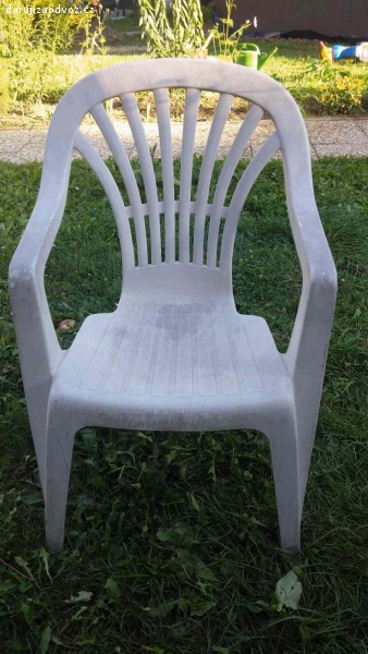 Daruji zahradní židle. Daruji zahradní židle z PVC. 6 ks. Většina z nich má na sobě trvalé fleky.
