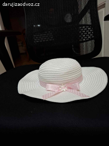 Daruji zánovní slamák pro holčičku ve školce